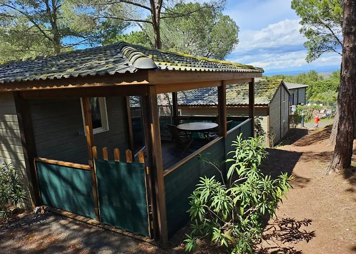 Familial Entre Les Pins * 아그